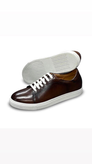Brown low-cut leather sneaker
