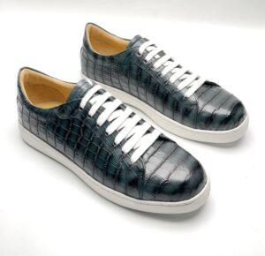 Low top green sneaker